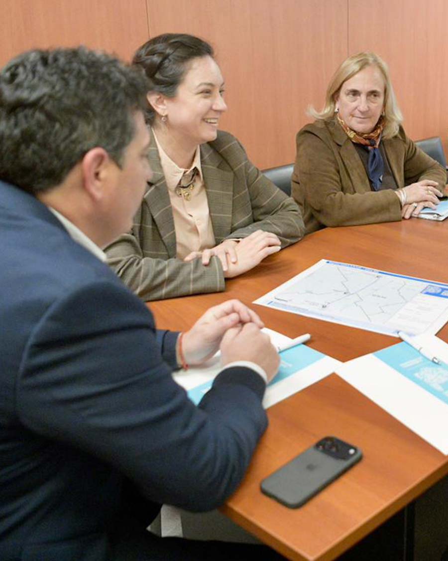 Ayelén Rasquetti en una de las reuniones con directivos del Expreso Liniers.