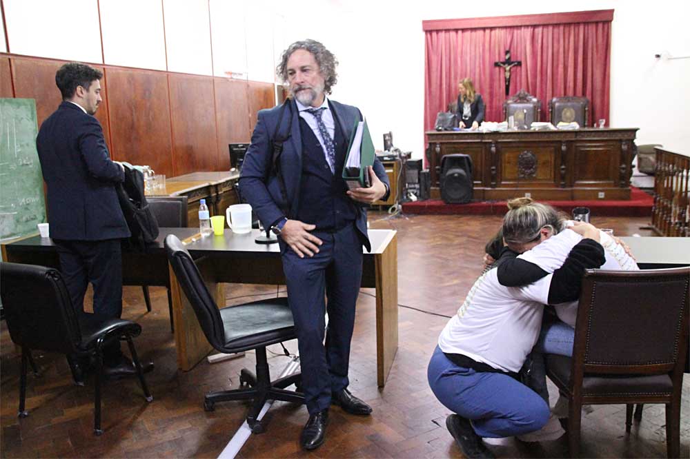 Améndola, abogado de Sánchez, se retira de la sala en la primera jornada del juicio.