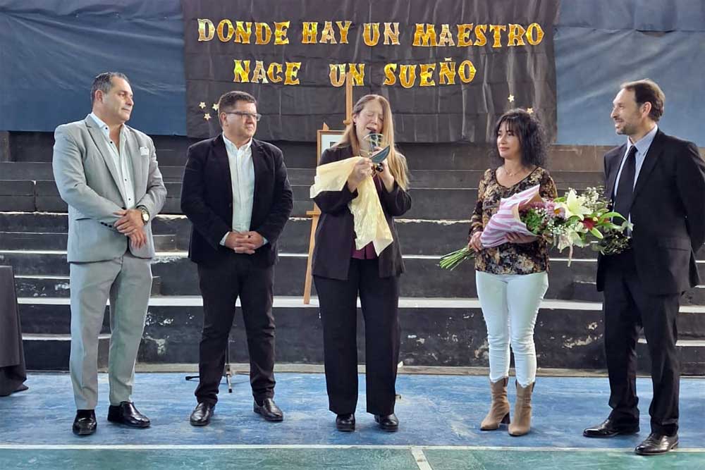 Emma Corbalán junto a consejeros escolares.