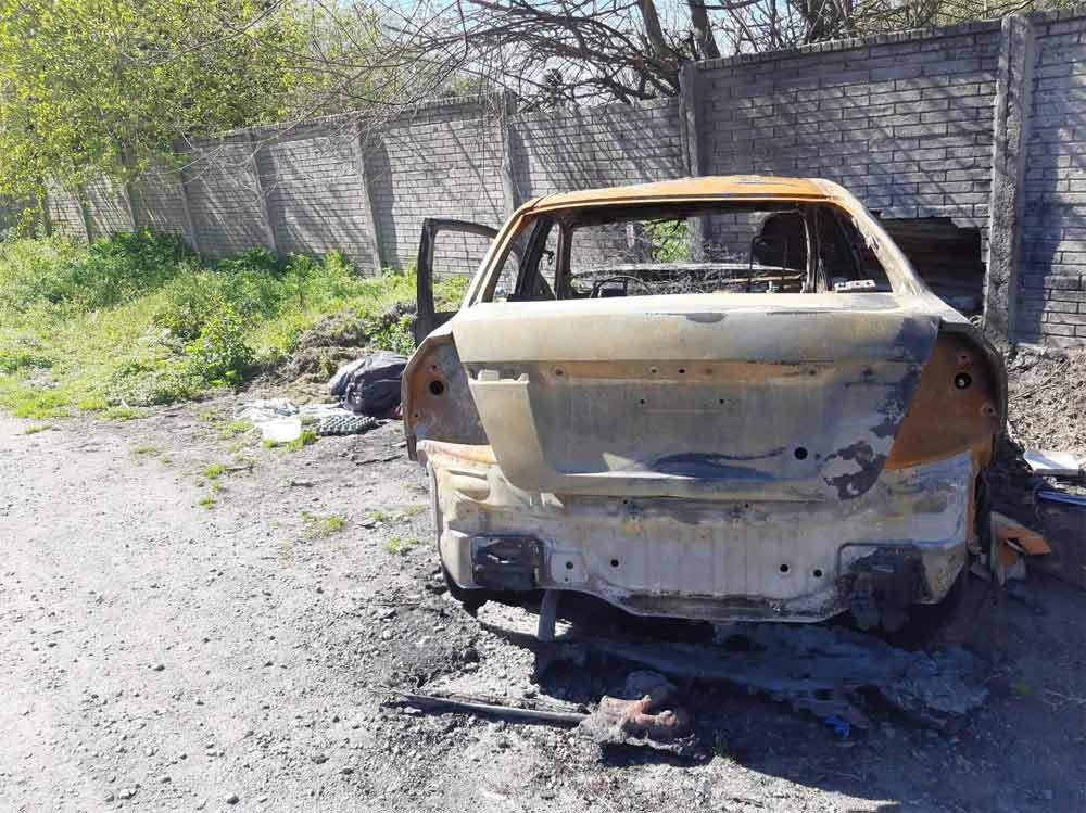 Auto abandonado en la calle Pasco, en el barrio Primero de Mayo.