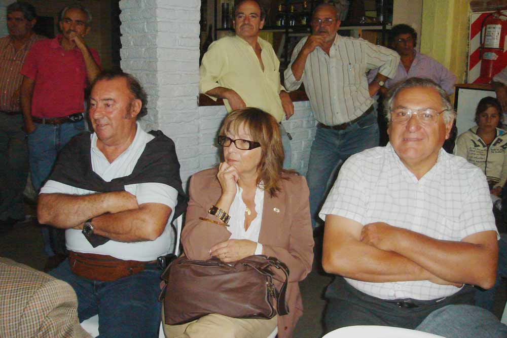 Jorge Marelli, su esposa Mirta y Saúl Castro asisten a una sesión del Concejo Deliberante, en 2008. Archivo InfoCañuelas.