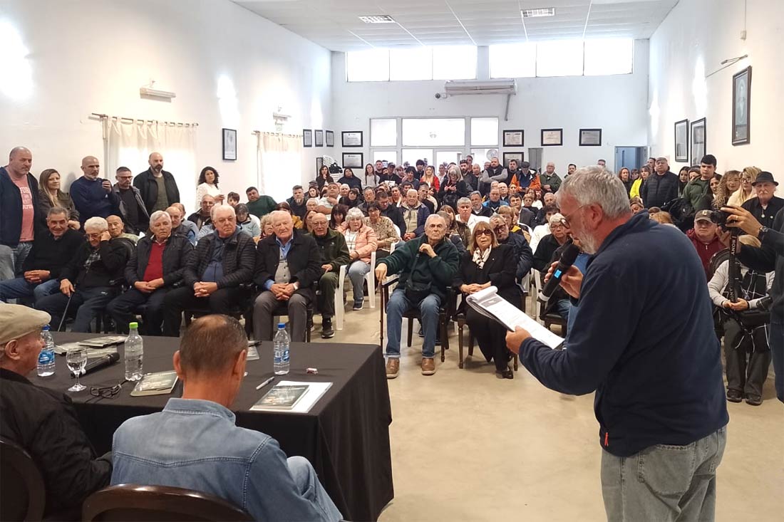 El salón Manuel Belgrano, colmado por amigos, familia y militantes.
