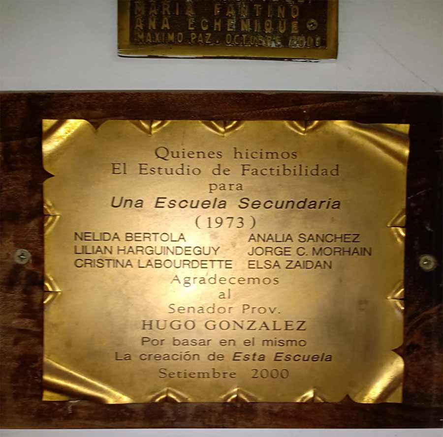 Placa ubicada en el hall de acceso al establecimiento, que recuerda a los iniciadores del proyecto educativo.