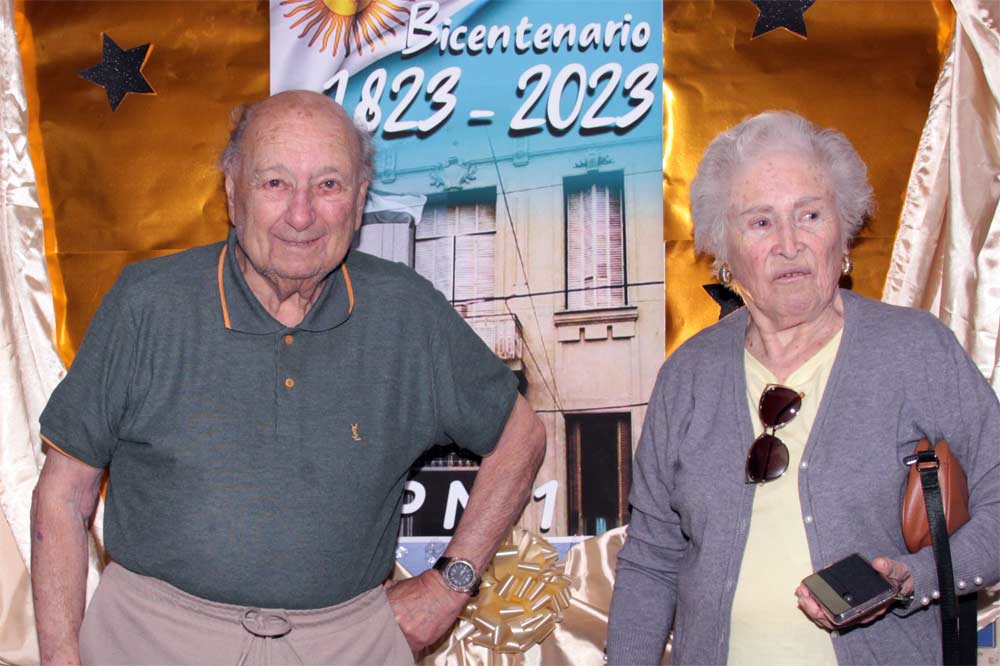 Lito y Martha durante los festejos del bicentenario de la Escuela 1, donde trabajó muchos años. 24 de noviembre de 2023. Archivo InfoCañuelas.