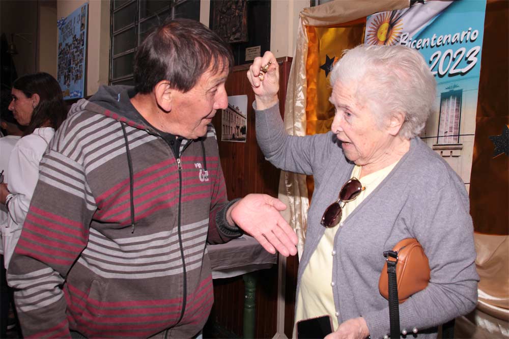 Martha conversa con un ex alumno. Bicentenario de la Escuela 1. 24 de noviembre de 2023. Archivo InfoCañuelas.