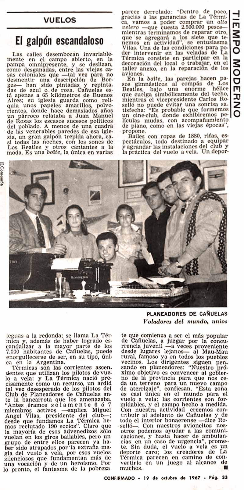 Emilio D’Elía, Susana Basualdo, Liliana Pelorosso, Bernardo G. Valicelli, Néstor Gabrielo y Adolfo García (sentado frente a la máquina de escribir) en el boliche La Térmica. A la derecha, Miguel Ángel Vilas, Presidente del Club. Revista Confirmado, 19 de octubre de 1967.