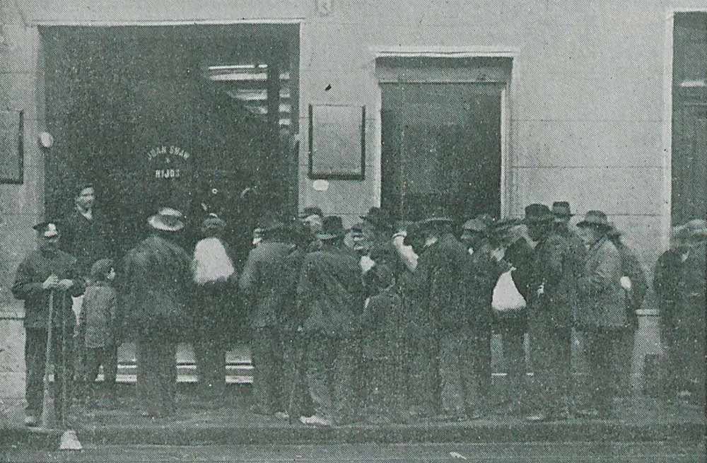 La fila de los viernes frente al local de la familia Shaw, donde los pobres recibían limosna. Revista Sherlock Holmes.