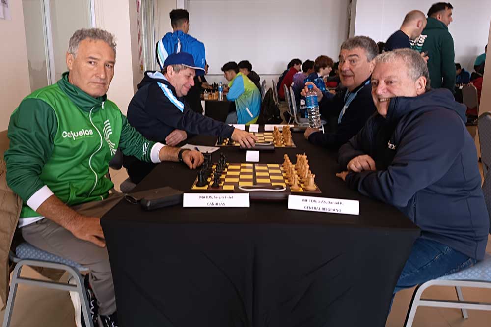 El ajedrecista Sergio Matus frente al representante de General Belgrano.