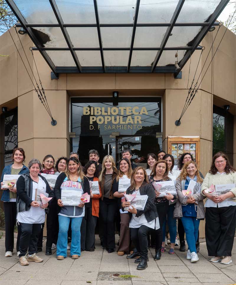Bibliotecarios escolares reunidos con la Intendente municipal en la Biblioteca Sarmiento.