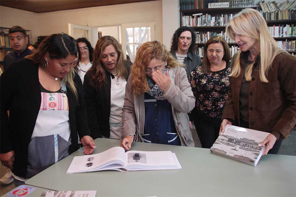 Bibliotecarios recibieron el libro fotográfico de Cañuelas.
