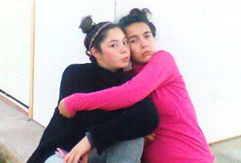 Brisa Soriano y Mayra Isla, hermanastras y amigas. Tienen 12 años.