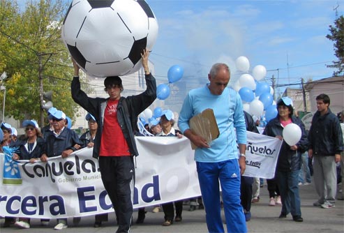 El desfile de la delegación cañuelense en las últimas ediciones. Foto LobosNews.