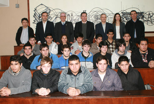 Los alumnos seleccionados, directivos y ejecutivos de Genelba.