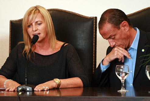 Marisa Fassi presidió la sesión sentada junto a su marido.