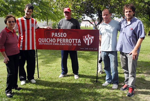 Los familiares de Quicho en el homenaje, junto a Daniel Roncoli.
