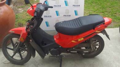 La moto recuperada por el Comando y la Guardia Urbana.