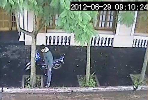El presunto ladrón deja la moto estacionada en la vereda.